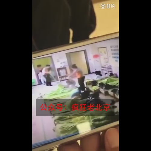 北京紅黃藍幼兒園被指老師虐待學生 園長被停職