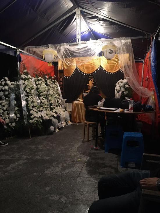 小區內搭建的臨時靈堂。新京報記者王婧祎攝