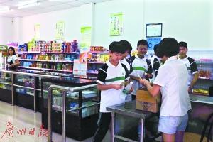 學校小賣部被改造為干凈整潔的小超市。