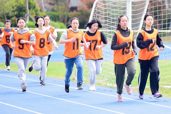 2022年3月28日，江蘇蘇州，高新區(qū)實驗初級中學(xué)安排初三學(xué)生進(jìn)行長跑體育項目的模擬測試，為即將到來的體育中考作準(zhǔn)備。視覺中國供圖