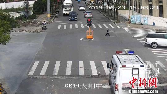 監(jiān)控畫面中,男孩正在獨(dú)自過馬路 樂清警方供圖
