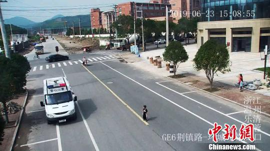 監(jiān)控畫面中,警車在男孩面前緩緩?fù)O?樂清警方供圖