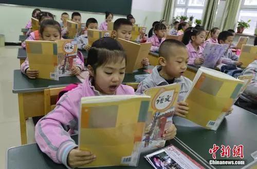資料圖:新疆烏魯木齊市第133小學(xué),一年級(jí)的學(xué)生朗誦語文課文。中新社記者 劉新 攝