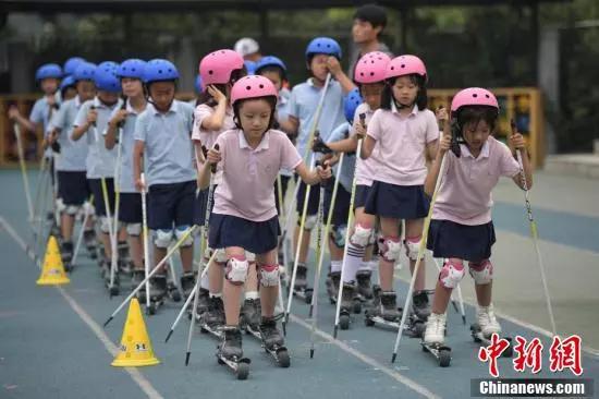 資料圖:北京市中關(guān)村第三小學(xué)的學(xué)生們在校園內(nèi)體驗(yàn)旱地越野滑雪。中新社記者 崔楠 攝