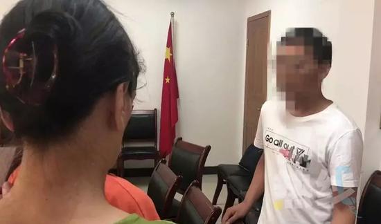 涉事老師向孩子和家屬當面道歉 陜西都市快報微信公號 圖