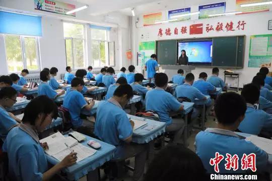致力于學(xué)生良好習(xí)慣的培養(yǎng)。圖為興隆臺(tái)區(qū)興隆中學(xué)課堂上懸掛醒目的“厚德自強(qiáng) 弘毅健行”。 沈殿成 攝