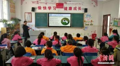 資料圖:教師給學(xué)生上課。 劉忠俊 攝