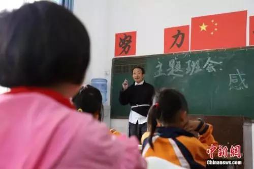資料圖:貴州鄉(xiāng)村教師。中新社記者 瞿宏倫 攝