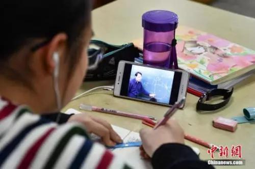 資料圖:學(xué)生在寫作業(yè)。中新社記者 任東 攝