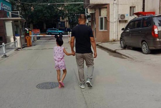 孔某走后，莉莉在高蒙與家人照顧下長大。澎湃新聞記者 陳雷柱 圖
