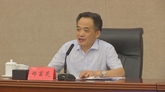 教育部副部長鄭富芝講話。